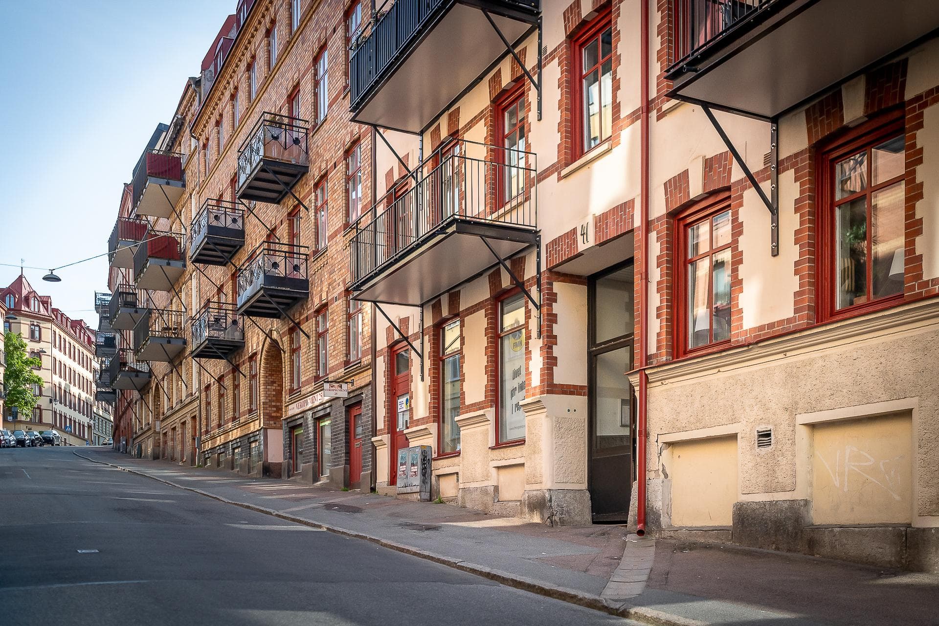 Fasad mot gatan vid BRF Svarte Oliven