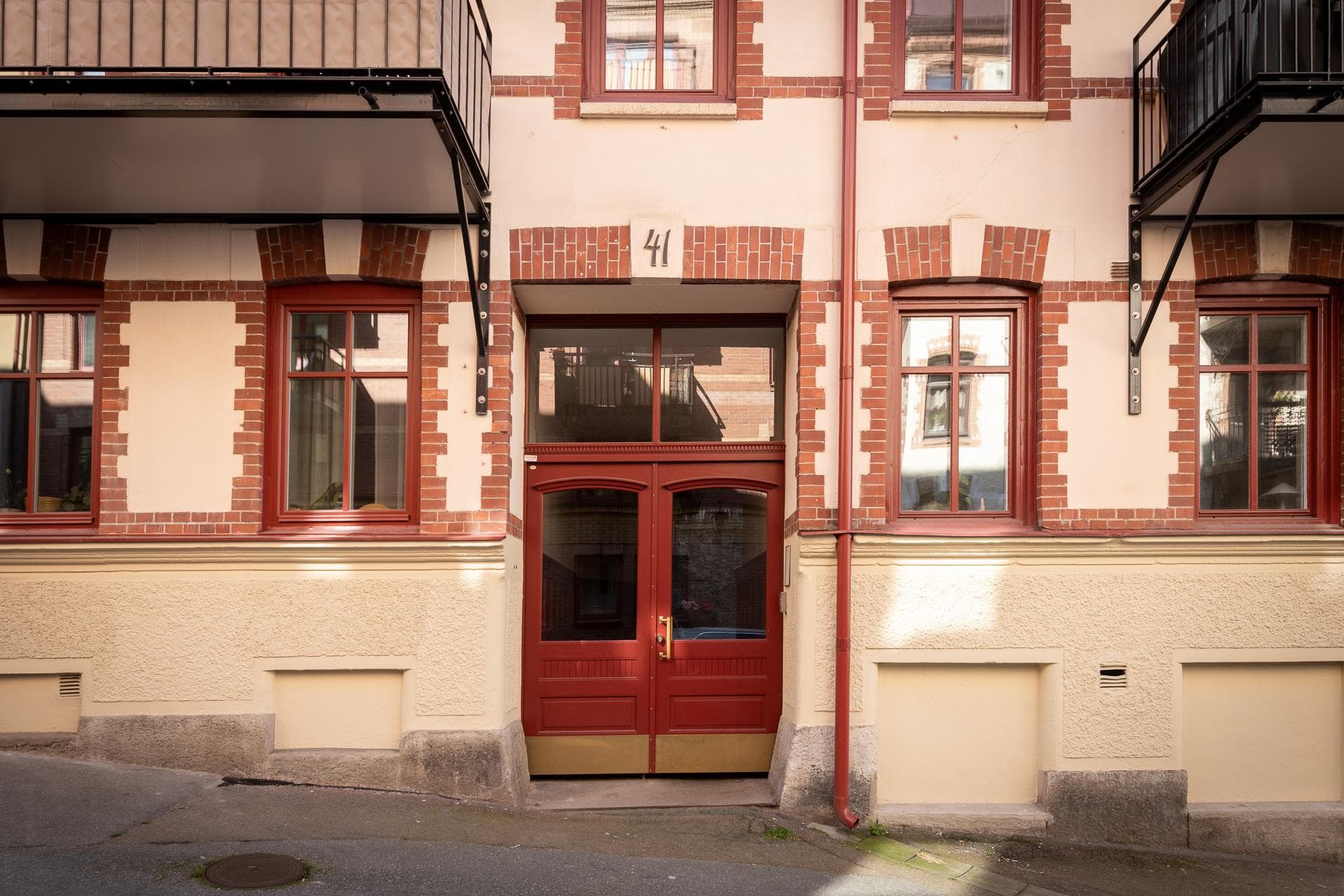 Luftbild över gård och kringliggande kvarter